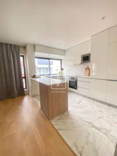 Apartamento T3 com Varanda, Garagem e Arrumos – Rua do Paraíso, Baixa do Porto