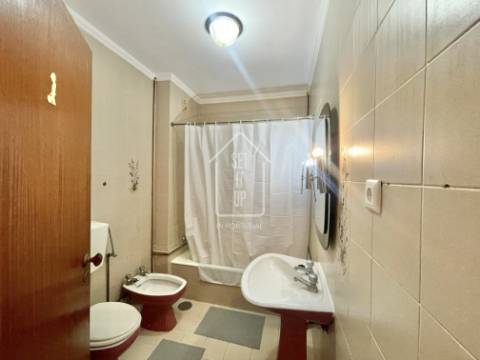ARRENDAMENTO - Quarto em apartamento T4