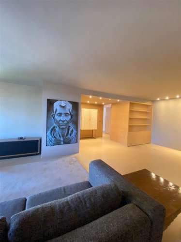 Apartamento T2+1 para arrendamento, totalmente remodelado, com móveis no último piso, na Quinta de M