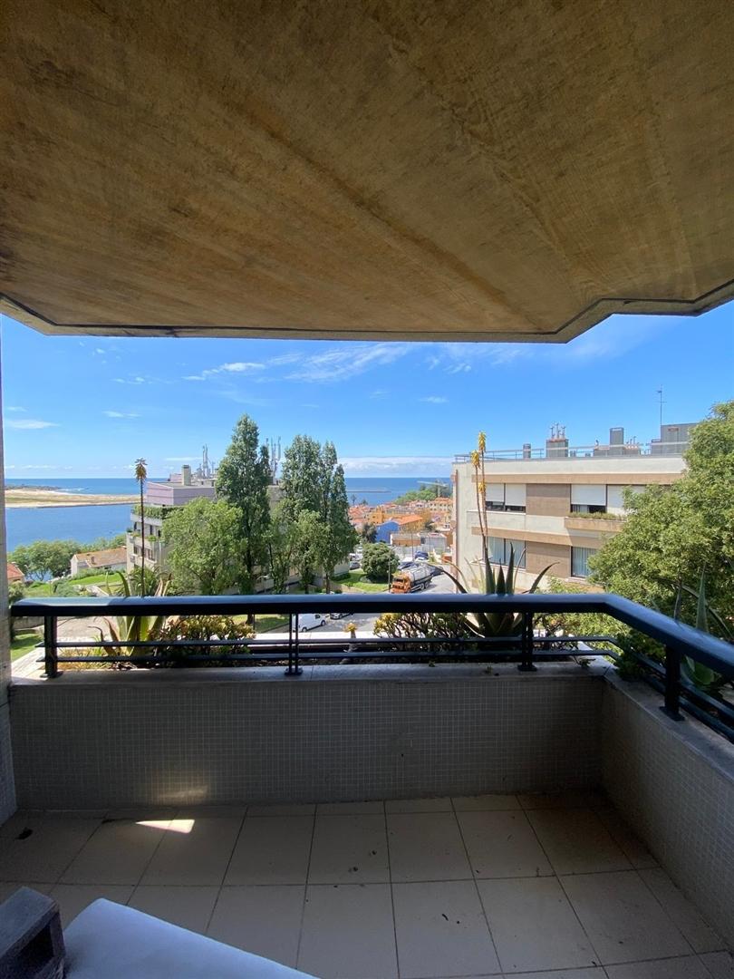Apartamento T2+1 para arrendamento, totalmente remodelado, com móveis no último piso, na Quinta de M
