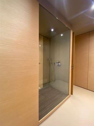 Apartamento T2+1 para arrendamento, totalmente remodelado, com móveis no último piso, na Quinta de M