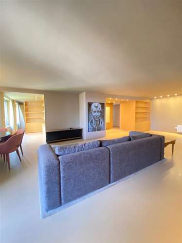 Apartamento T2+1 para arrendamento, totalmente remodelado, com móveis no último piso, na Quinta de M