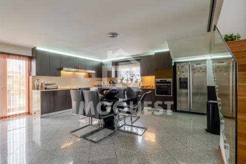 Moradia Geminada V4, com piscina interior, em Real, Braga