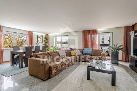 Moradia Geminada V4, com piscina interior, em Real, Braga