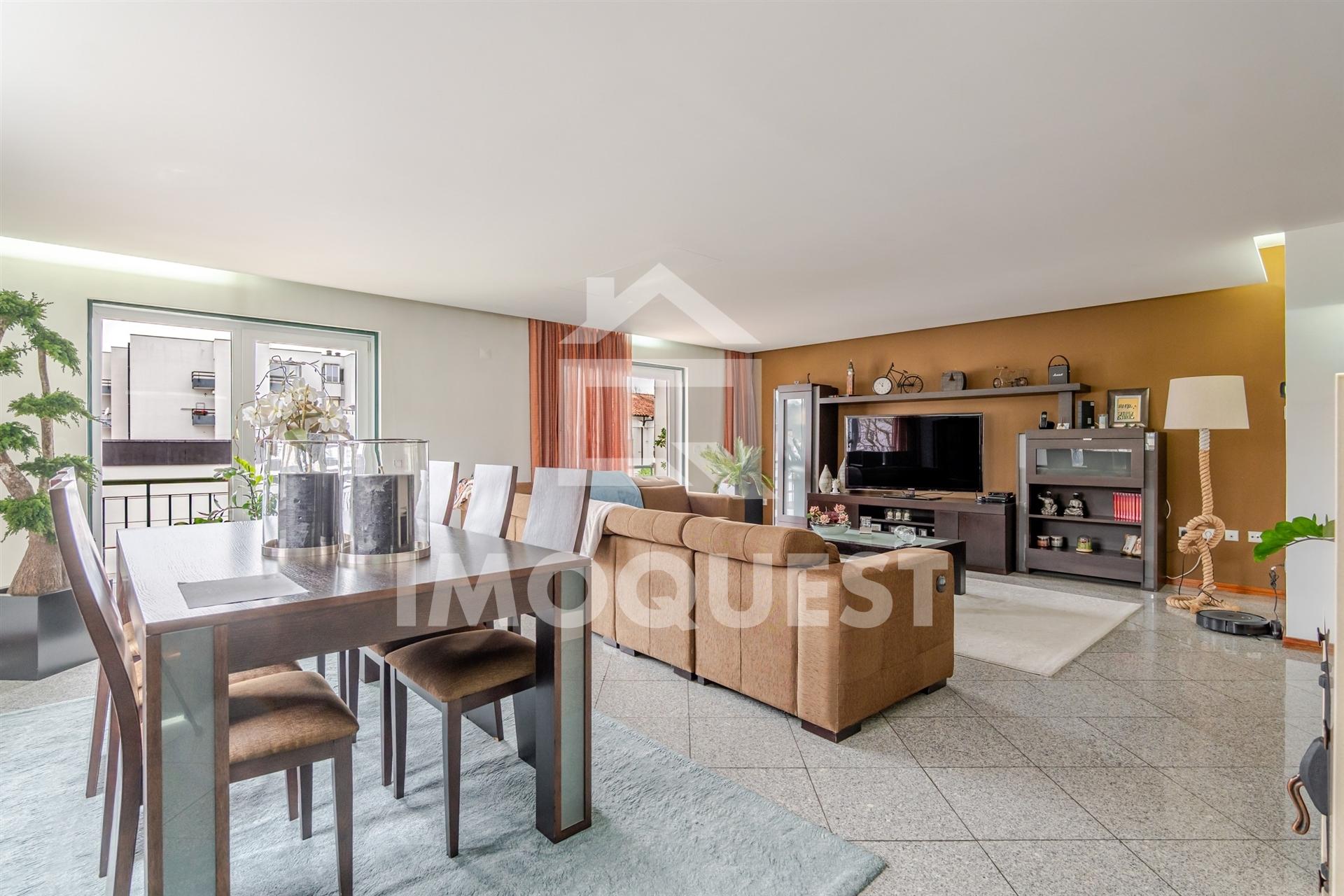 Moradia Geminada V4, com piscina interior, em Real, Braga