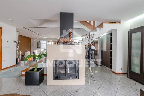 Moradia Geminada V4, com piscina interior, em Real, Braga