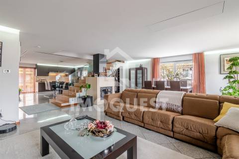 Moradia Geminada V4, com piscina interior, em Real, Braga
