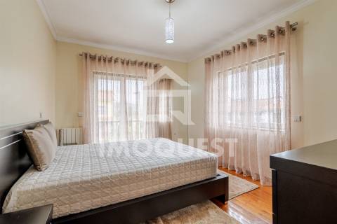 Moradia Geminada V4, com piscina interior, em Real, Braga