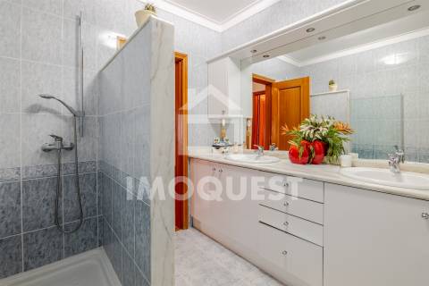 Moradia Geminada V4, com piscina interior, em Real, Braga