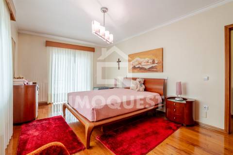 Moradia Geminada V4, com piscina interior, em Real, Braga