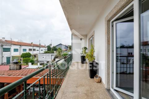Moradia Geminada V4, com piscina interior, em Real, Braga