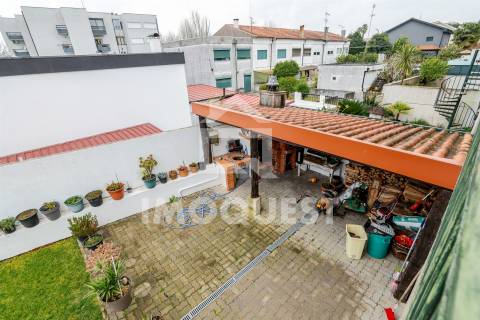 Moradia Geminada V4, com piscina interior, em Real, Braga
