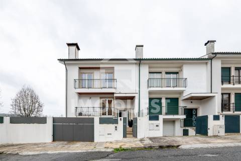 Moradia Geminada V4, com piscina interior, em Real, Braga