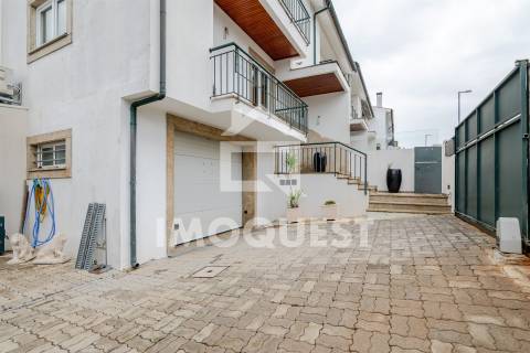 Moradia Geminada V4, com piscina interior, em Real, Braga