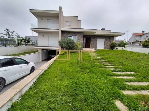 Moradia T4 seminova em Alvelos, Barcelos