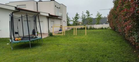 Moradia T4 seminova em Alvelos, Barcelos