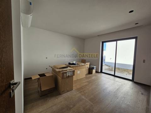 Moradia  Nova Térrea T3 Geminada na Feira!