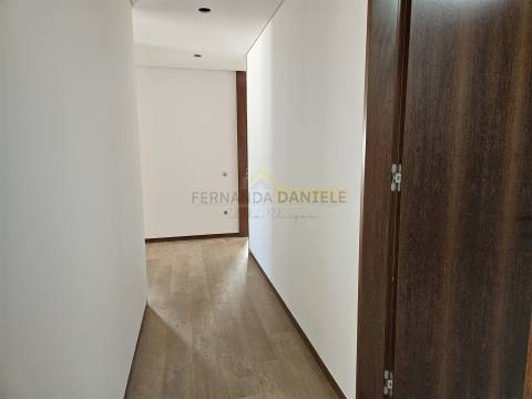 Moradia  Nova Térrea T3 Geminada na Feira!