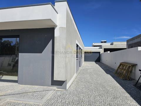 Moradia  Nova Térrea T3 Geminada na Feira!