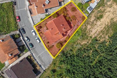 Moradia Isolada T5, parcialmente remodelada, varandas, garagem fechada﻿ e sotão!
