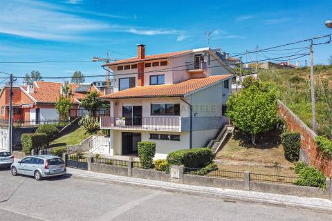 Moradia Isolada T5, parcialmente remodelada, varandas, garagem fechada﻿ e sotão!