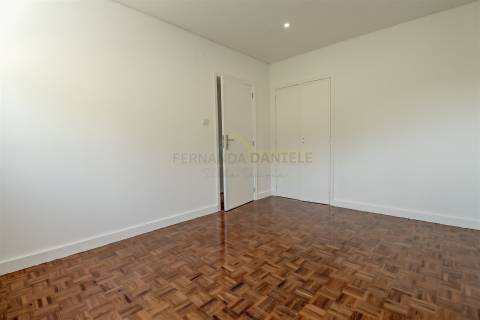 Moradia Isolada T5, parcialmente remodelada, varandas, garagem fechada﻿ e sotão!