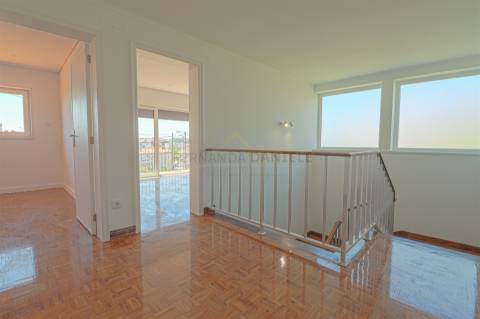 Moradia Isolada T5, parcialmente remodelada, varandas, garagem fechada﻿ e sotão!