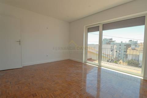 Moradia Isolada T5, parcialmente remodelada, varandas, garagem fechada﻿ e sotão!