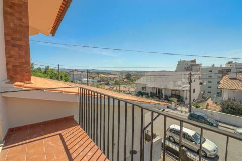 Moradia Isolada T5, parcialmente remodelada, varandas, garagem fechada﻿ e sotão!