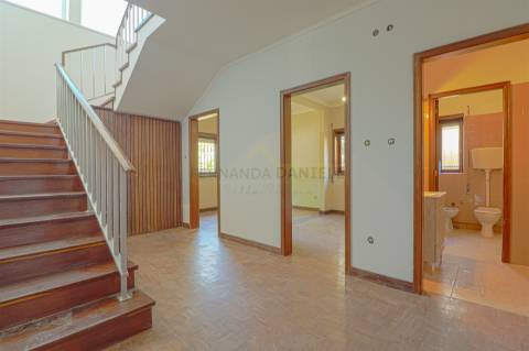 Moradia Isolada T5, parcialmente remodelada, varandas, garagem fechada﻿ e sotão!