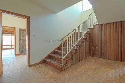 Moradia Isolada T5, parcialmente remodelada, varandas, garagem fechada﻿ e sotão!