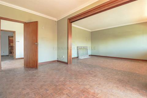 Moradia Isolada T5, parcialmente remodelada, varandas, garagem fechada﻿ e sotão!