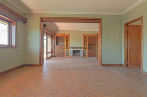 Moradia Isolada T5, parcialmente remodelada, varandas, garagem fechada﻿ e sotão!