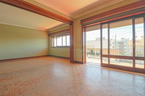 Moradia Isolada T5, parcialmente remodelada, varandas, garagem fechada﻿ e sotão!