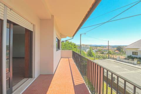 Moradia Isolada T5, parcialmente remodelada, varandas, garagem fechada﻿ e sotão!
