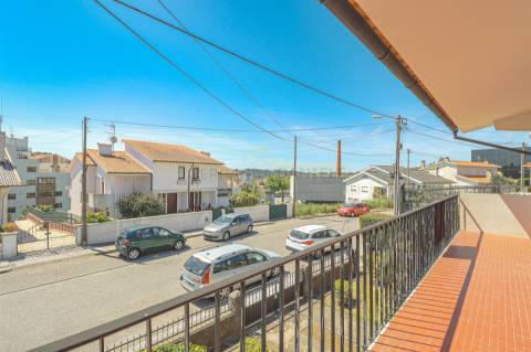 Moradia Isolada T5, parcialmente remodelada, varandas, garagem fechada﻿ e sotão!
