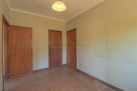 Moradia Isolada T5, parcialmente remodelada, varandas, garagem fechada﻿ e sotão!