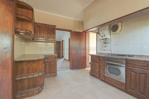 Moradia Isolada T5, parcialmente remodelada, varandas, garagem fechada﻿ e sotão!