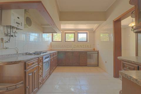 Moradia Isolada T5, parcialmente remodelada, varandas, garagem fechada﻿ e sotão!