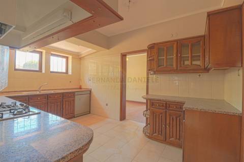 Moradia Isolada T5, parcialmente remodelada, varandas, garagem fechada﻿ e sotão!