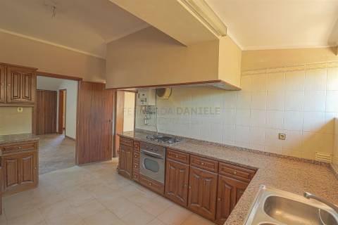 Moradia Isolada T5, parcialmente remodelada, varandas, garagem fechada﻿ e sotão!