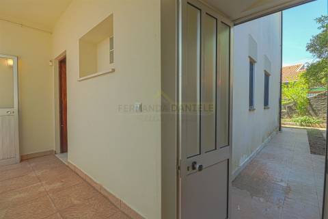 Moradia Isolada T5, parcialmente remodelada, varandas, garagem fechada﻿ e sotão!