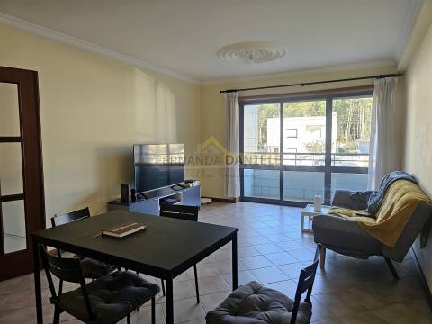 Apartamento T2 para arrendar com varanda e lugar de garagem