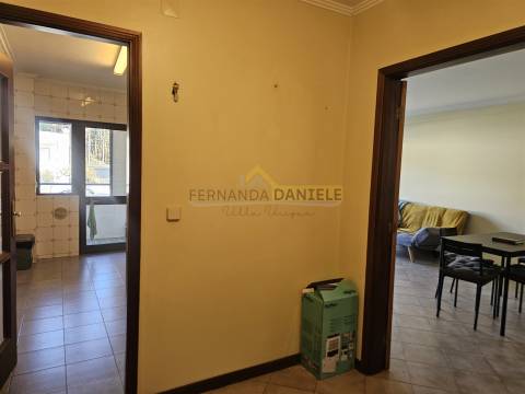 Apartamento T2 para arrendar com varanda e lugar de garagem