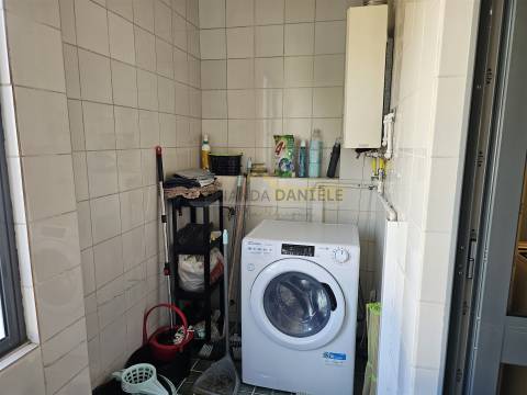 Apartamento T2 para arrendar com varanda e lugar de garagem