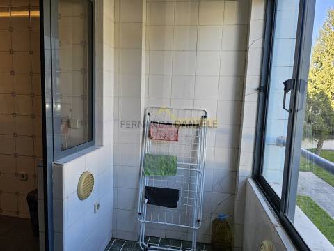Apartamento T2 para arrendar com varanda e lugar de garagem