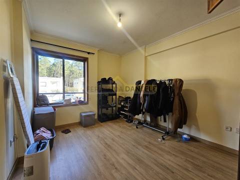 Apartamento T2 para arrendar com varanda e lugar de garagem