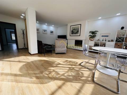 Apartamento T3 remodelado, excelente exposição solar, elevador,garagem e arrumos no coração da Feira