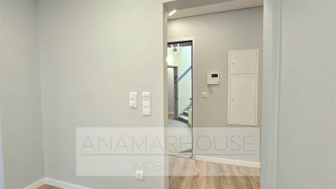 T2 Remodelado com varanda na Mina de Água, Amadora