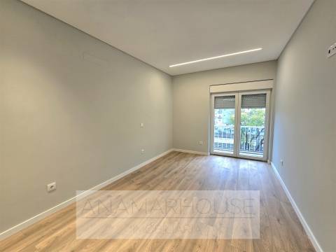 T2 Remodelado com varanda na Mina de Água, Amadora